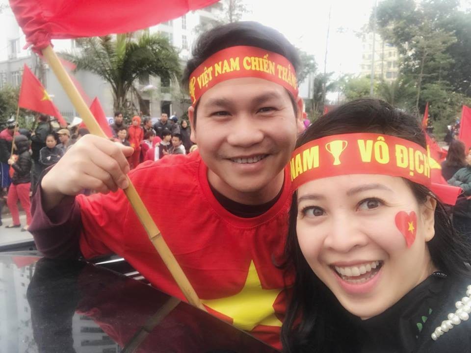 Những khoảnh khắc ấn tượng của sao Việt trong “biển người” đón U23 - 6 Ca sĩ Trọng Tấn cùng bà xã đổ ra đường từ rất sớm với băng rôn, cờ tổ quốc và áo phông có in hình cờ đỏ sao vàng. Anh đứng phất cờ để các cổ động viên hô vang Việt Nam chiến thắng, Việt Nam vô địch...