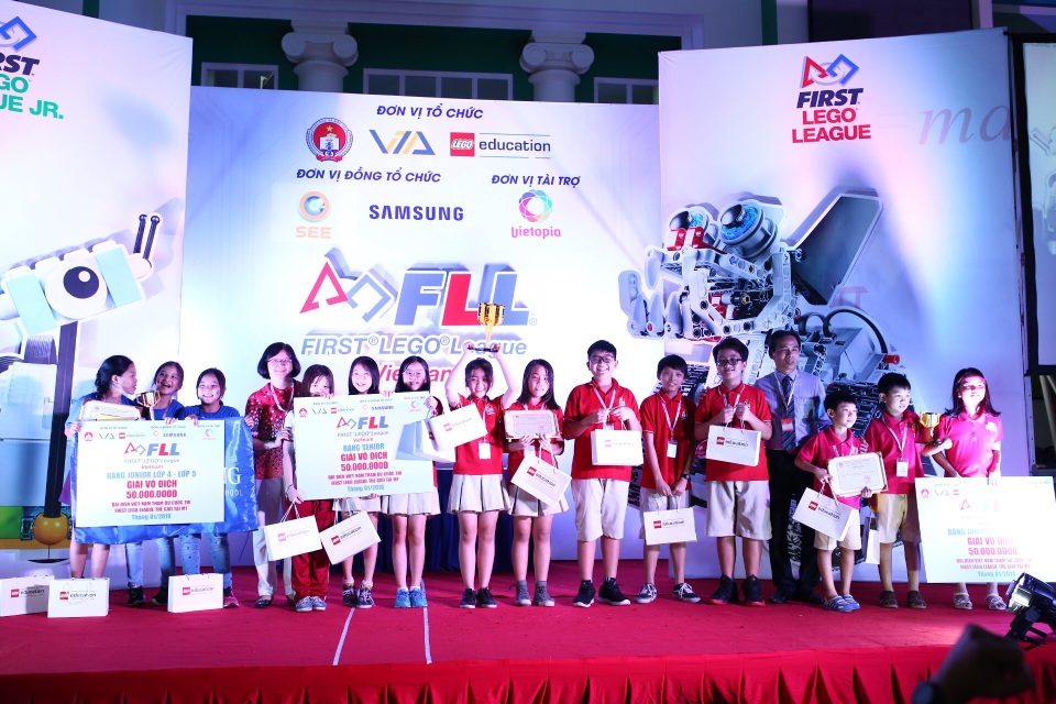 Vượt 350 đội, 3 đội tuyển nhí giành vé đi Mỹ tham dự cuộc thi khoa học ứng dụng - 1 Từ trái qua đội Wellspring hà nội, đội Steamwass và đội Lê Ngọc Hân