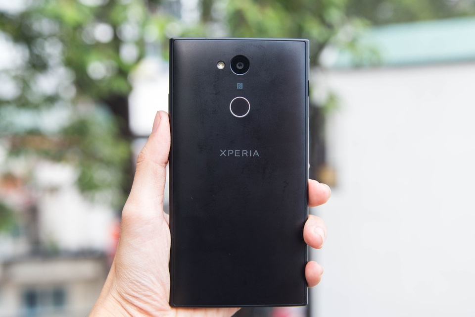 Cận cảnh Xperia L2 mới nhất giá 5,5 triệu đồng của Sony tại Việt Nam - 4 Sony còn trang bị cho máy dung lượng pin khá lớn lên đến 3.300 mAh và một cảm biến vân tay ở mặt sau thiết bị.