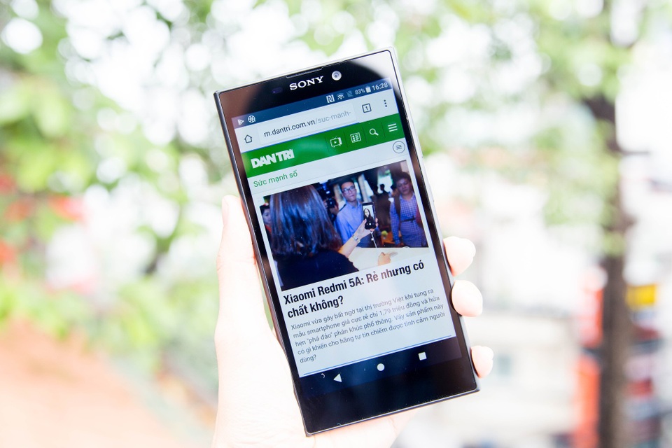 Cận cảnh Xperia L2 mới nhất giá 5,5 triệu đồng của Sony tại Việt Nam - 2 So với thệ hệ trước, viền màn hình trên dưới của máy vẫn còn khá dày và không phải là những smartphone nằm trong trào lưu màn hình tràn viền năm 2018.