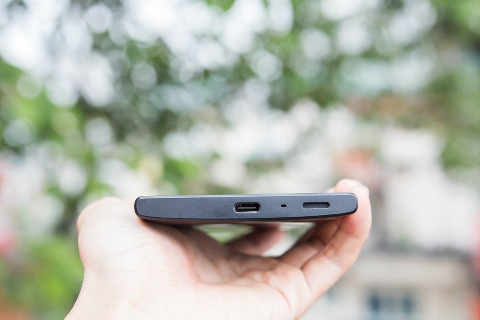 Cận cảnh Xperia L2 mới nhất giá 5,5 triệu đồng của Sony tại Việt Nam - 9 Phía dưới là cổng sạc USB Type-C, microphone và loa ngoài.