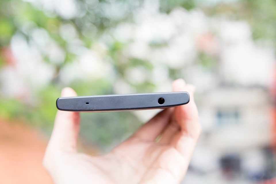 Cận cảnh Xperia L2 mới nhất giá 5,5 triệu đồng của Sony tại Việt Nam - 8 Cạnh của máy được thiết kế cong ôm trọn tay người dùng. Phía trên của máy là vị trí ngõ ra âm thanh 3.5mm và micro phụ.