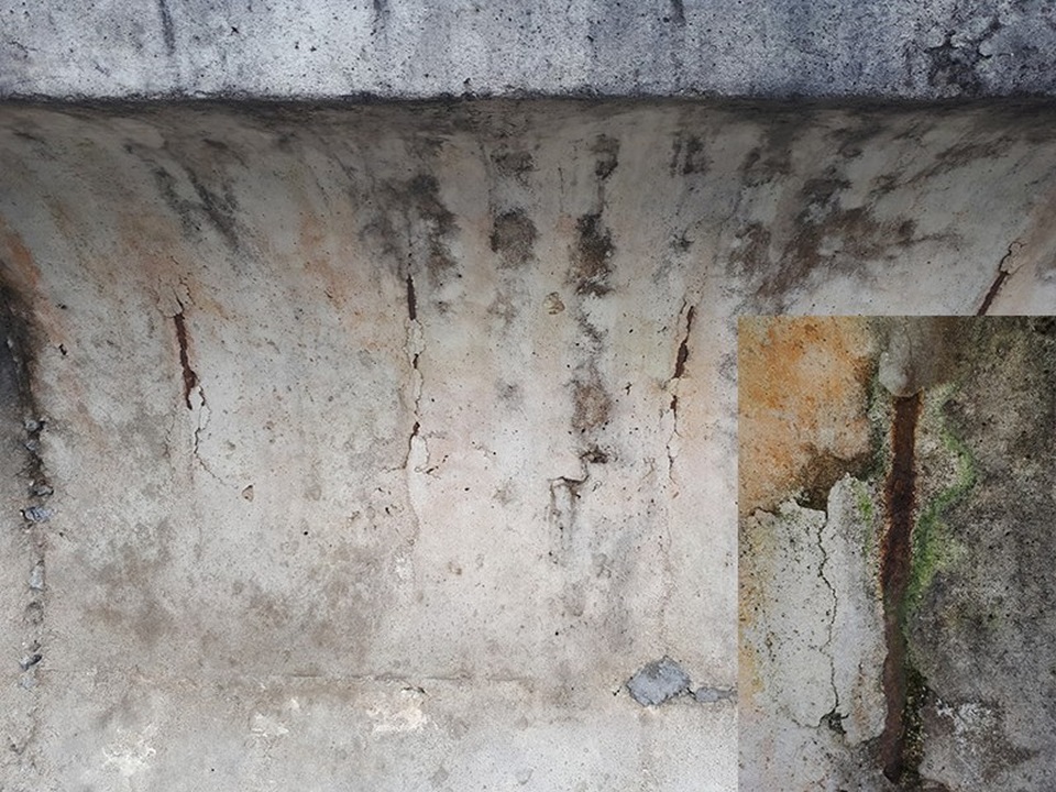Hồ chứa nước hơn 50 tỷ đồng chưa bàn giao đã hư hỏng - 4
kết cấu bê tông của thành chắn sóng làm rất ẩu, để lộ hết phần lõi thép ra ngoài, sét gỉ.