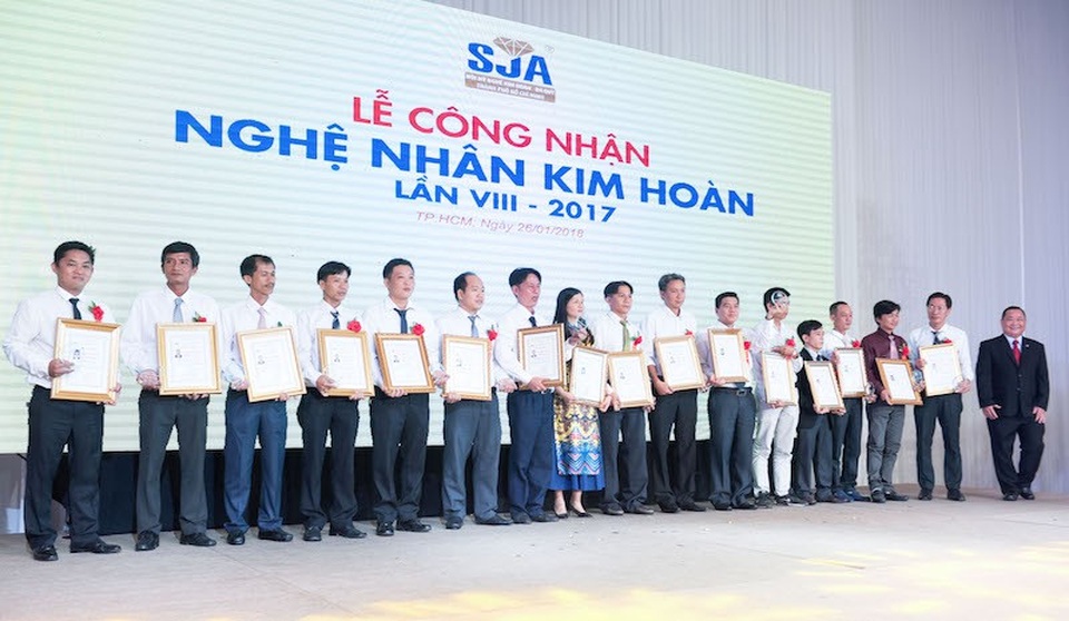 TPHCM: Vinh danh những nghệ nhân "bàn tay vàng" - 1 PNJ hiện có 15 Thợ kim hoàn được UBND Tp.HCM công nhận danh hiệu Nghệ nhân, chiếm gần 20% số Nghệ nhân toàn thành phố.
