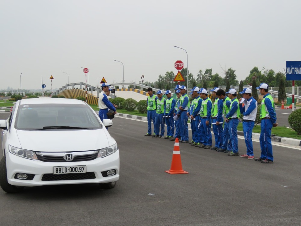 Bùng nổ các hoạt động Lái xe an toàn của Honda Việt Nam trong năm 2017 - 3
Chuyên gia Nhật Bản hướng dẫn lái ô tô an toàn cho các hướng dẫn viên của Honda Việt Nam