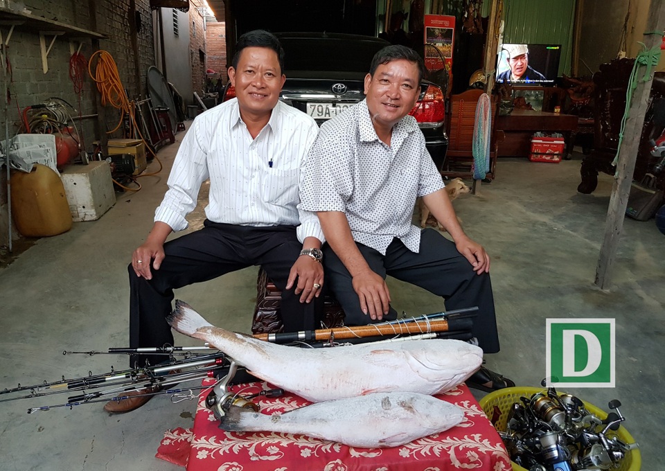 Cặp cá sủ vàng ở Nha Trang: Thương lái Trung Quốc đã mua 1,5 tỷ đồng - 1 
2 người đàn ông ở Nha Trang - chủ nhân của cặp cá tiền tỷ.