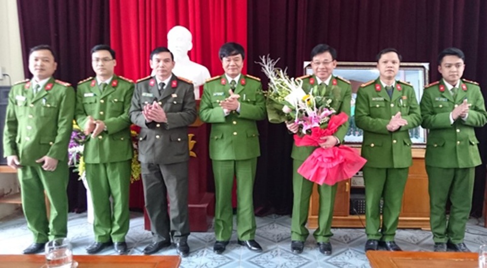Thưởng “nóng” cho ban chuyên án bắt giữ đối tượng trộm 15 con trâu, bò - 2 Đại tá Khương Duy Oanh, Phó giám đốc, Thủ trưởng Cơ quan CSĐT Công an tỉnh Thanh Hóa đã gặp mặt, động viên và trao thưởng cho Công an huyện Như Xuân