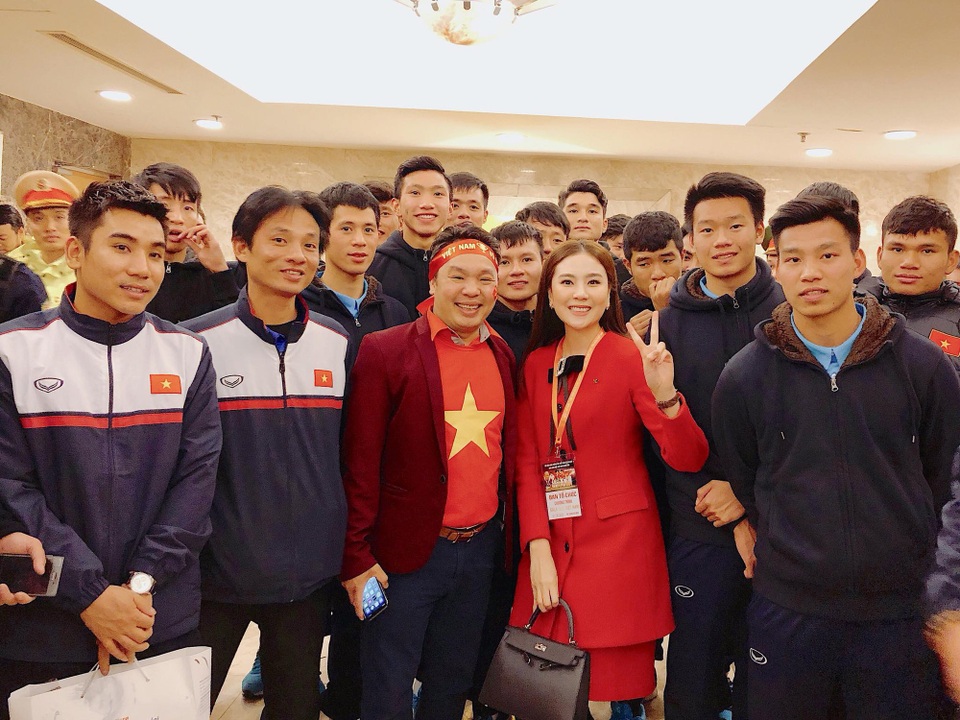 Cười ngất ảnh chế Đức Chinh… “có bầu” với Bùi Tiến Dũng, nghịch tóc MC Mai Ngọc - 1 Hình ảnh Mai Ngọc chia sẻ được chụp trong buổi giao lưu mừng công của U23 Việt Nam tại sân vận động quốc gia Mỹ Đình. Cô viết: “Dễ thương thật sự, các bạn ấy đã chiếm trọn trái tim cả dân tộc”. Mai Ngọc cũng là một fan đích thực của U23 Việt Nam.