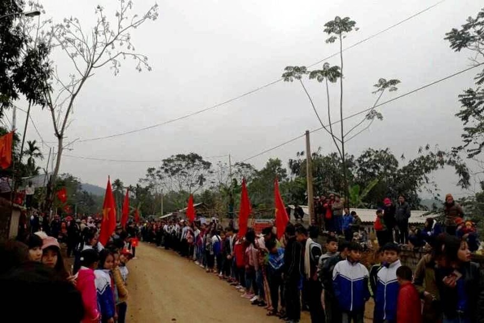 Thủ môn Bùi Tiến Dũng: Ngày trước đi đá giải về vẫn lên nương, lên rẫy - 1 Người dân làng Bào, xã Phúc Thịnh chờ đón anh em Bùi Tiến Dũng trở về quê hương