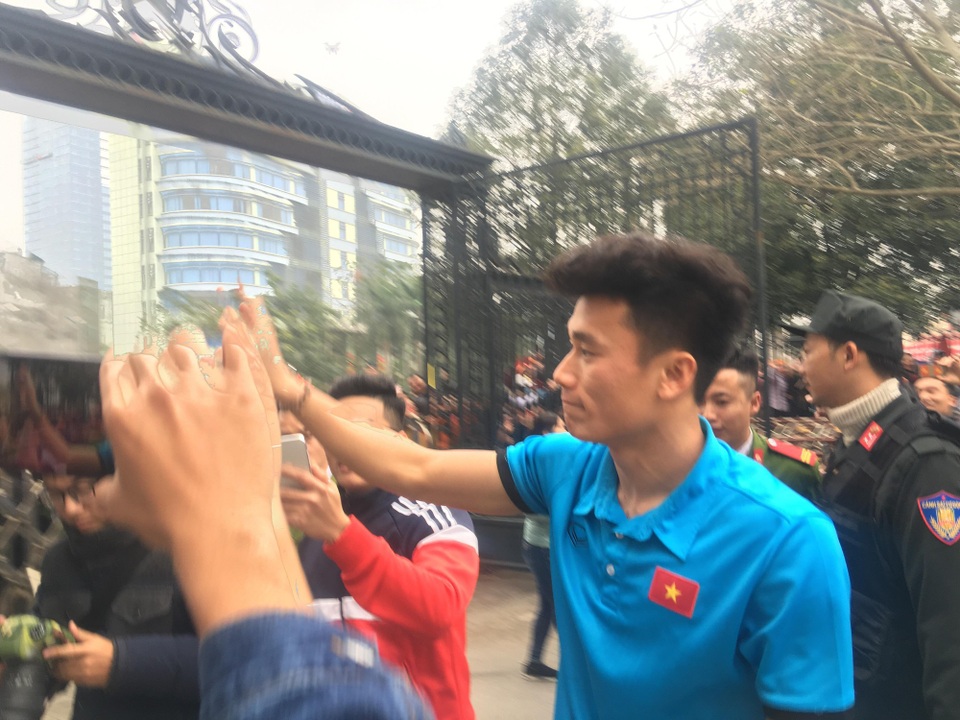 2 anh em Bùi Tiến Dũng và Văn Đại "nghẹt thở" giữa vòng vây người hâm mộ quê nhà - 4
Bùi Tiến Dũng vẫy chào người hâm mộ quê nhà.