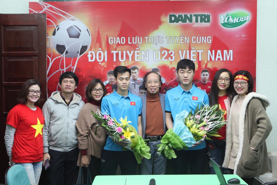 Xuân Trường: "U23 Việt Nam không hề ngại phải thi đấu trong mưa tuyết" - 10
Xuân Trường và Văn Toàn chụp ảnh lưu niệm với cán bộ của báo điện tử Dân trí