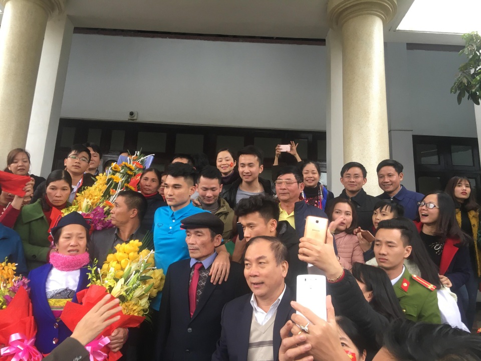 2 anh em Bùi Tiến Dũng và Văn Đại "nghẹt thở" giữa vòng vây người hâm mộ quê nhà - 10 2 anh em Bùi Tiến Dũng và Văn Đại "nghẹt thở" giữa vòng vây người hâm mộ quê nhà - 10
