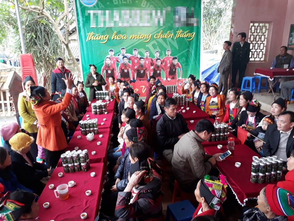 2 anh em Bùi Tiến Dũng và Văn Đại "nghẹt thở" giữa vòng vây người hâm mộ quê nhà - 12
Không khí chờ đón tại quê nhà thủ môn Tiến Dũng.