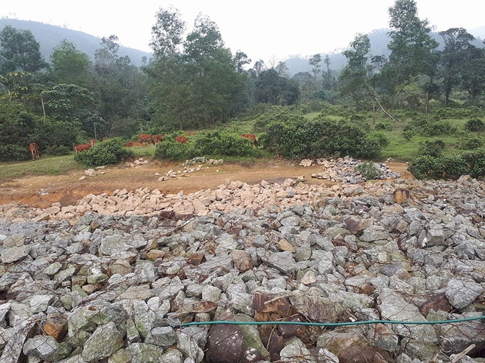 Hồ chứa nước hơn 50 tỷ đồng chưa bàn giao đã hư hỏng - 9
...dẫn đến đứt gãy khiến đá trôi ra ngoài.
