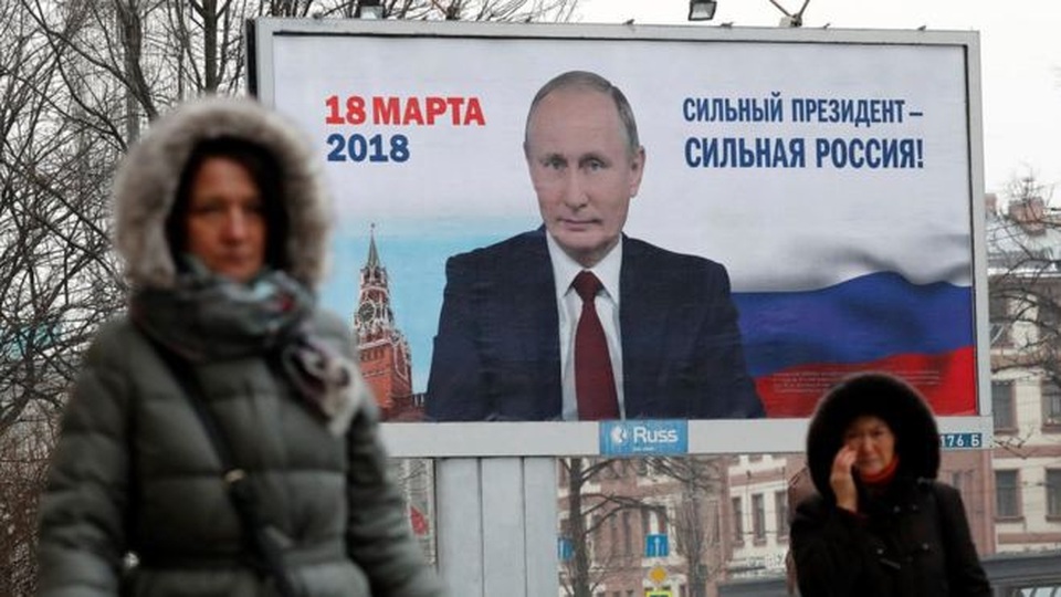 Điện Kremlin "tố" Mỹ can thiệp bầu cử tổng thống - 1 Hình ảnh Tổng thống Nga Vladimir Putin xuất hiện trên đường phố trước thềm bầu cử Nga vào ngày 18/3 (Ảnh: EPA)