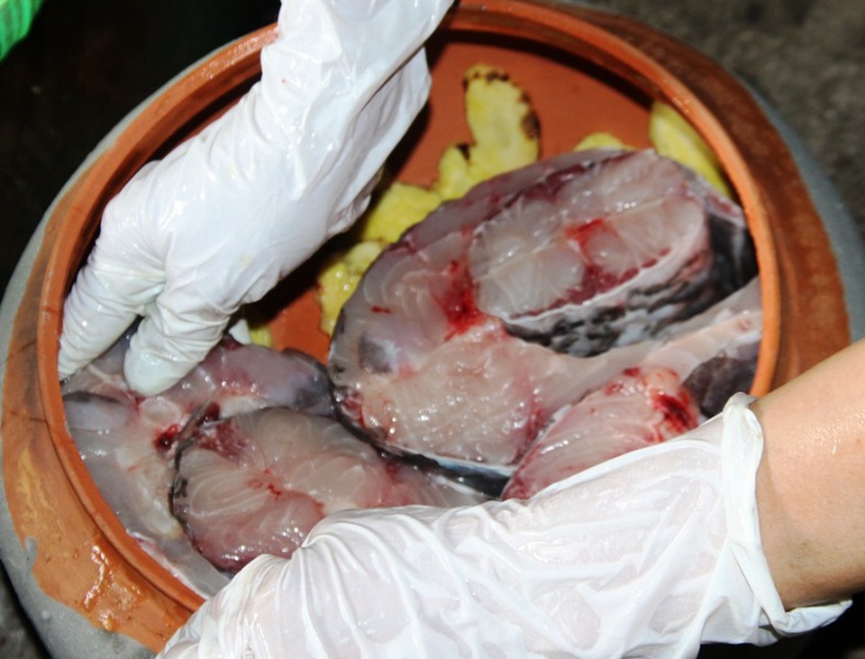 Nồi cá kho đặc biệt của làng Vũ Đại - 6 Cá được xếp ngay ngắn, ngăn nắp trong niêu đất