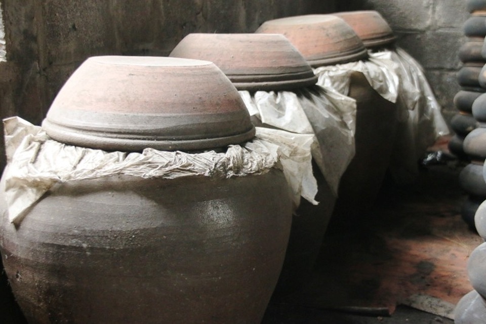 Nồi cá kho đặc biệt của làng Vũ Đại - 7
Cua đồng giã ra lấy nước cốt ngâm với gạo rang, cho vào một chiếc vò sành
