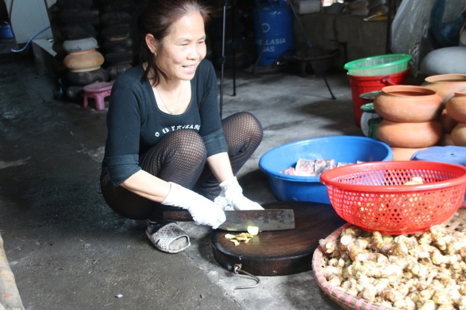 Nồi cá kho đặc biệt của làng Vũ Đại - 5 Riềng được thái lát mỏng lót bên dưới nồi đất