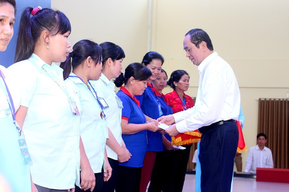Chủ tịch nước chúc Tết, tặng quà công nhân Bình Dương - 2 Chủ tịch nước đã trao 20 phần quà bằng tiền mặt cho 20 công nhân có hoàn cảnh đặc biệt khó khăn.