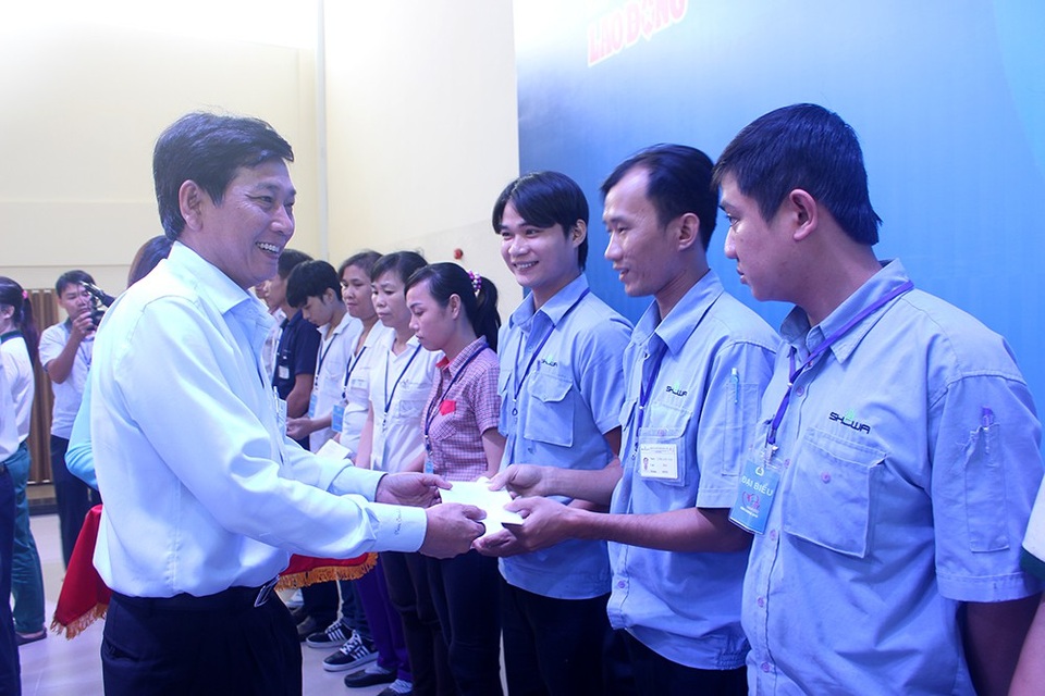 Chủ tịch nước chúc Tết, tặng quà công nhân Bình Dương - 3 Chủ tịch nước chúc Tết, tặng quà công nhân Bình Dương - 3