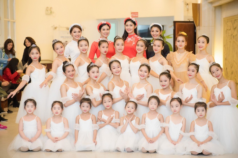 MC Phan Anh cùng vợ con mặc áo dài đi... catwalk - 12