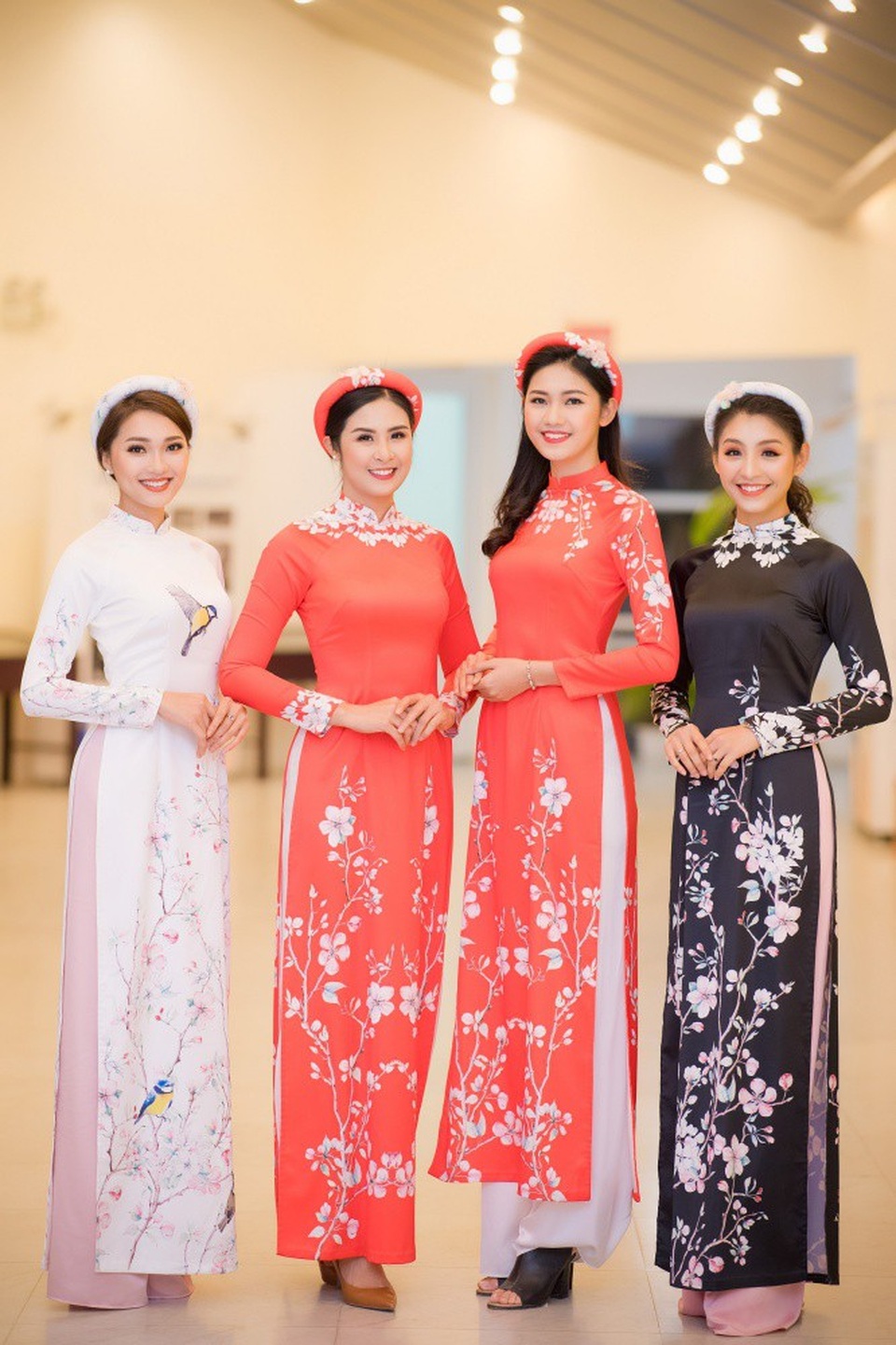 Hoa hậu Ngọc Hân cùng các người đẹp thân thiết trình diễn trong BST của mình.