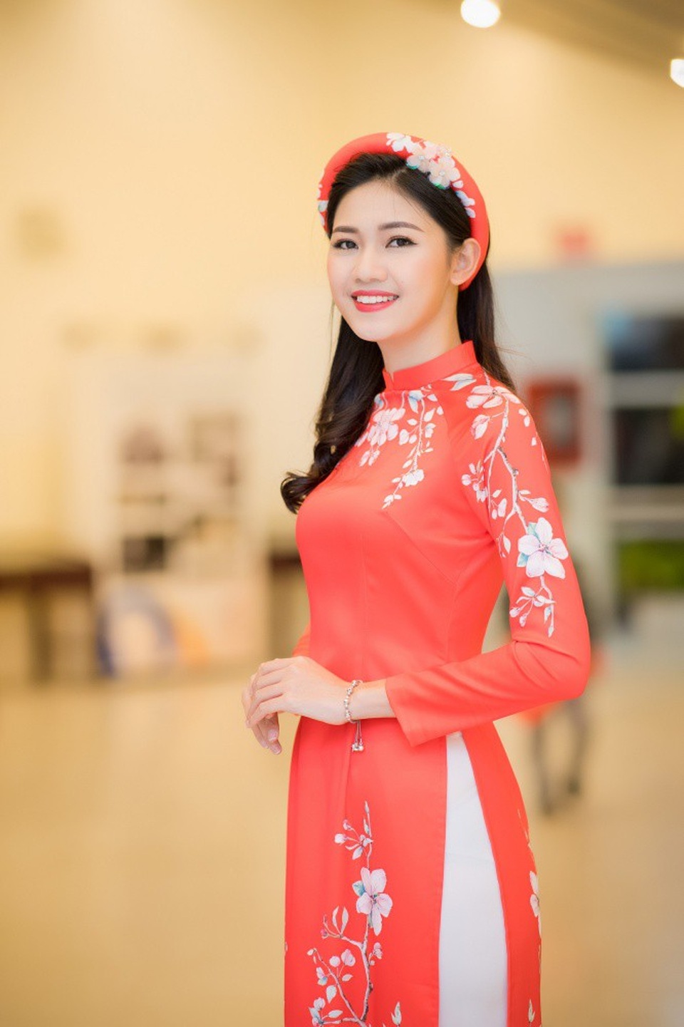 Màn trình diễn áo dài do Ngọc Hân thiết kế được đông đảo khán giả chú ý với sự xuất hiện của nhiều người đẹp nổi tiếng như Á hậu Thanh Tú.