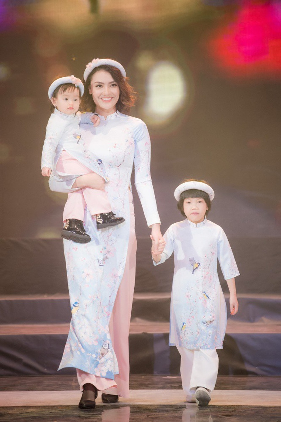 Bên cạnh gia đình MC Phan Anh đảm nhận vai trò vedette cho bộ sưu tập thì người mẫu Hồng Quế cũng bế con gái Cherry lên sân khấu catwalk ủng hộ mẹ nuôi Ngọc Hân.