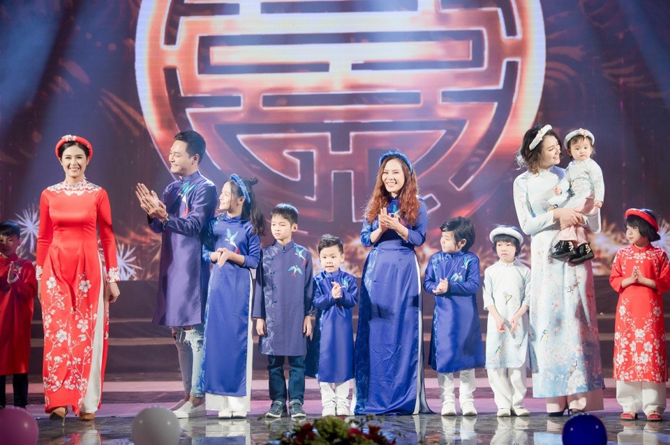 Anh còn chủ động đề nghị cho cả gia đình cùng diễn vì muốn đóng góp cho chương trình từ thiện, mang ý nghĩa nhân văn. Khán giả chưa hết bất ngờ vì Phan Anh đã có đến 3 cô nhóc, cậu nhóc đáng yêu thì lại tiếp tục ngỡ ngàng vì nhan sắc và sự trẻ trung của vợ nam MC.