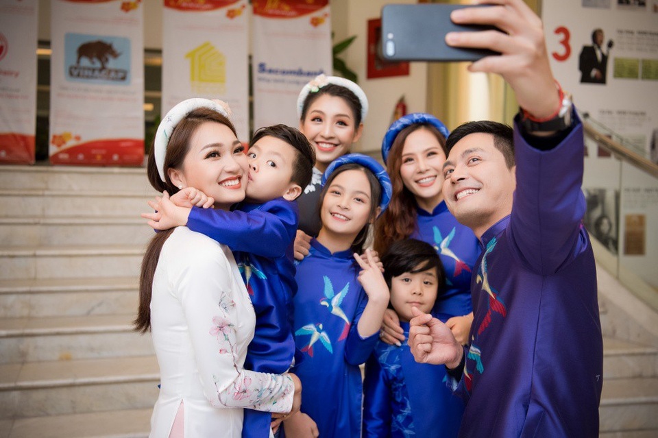 Gia đình Phan Anh còn ghi lại những khoảnh khắc cùng các người đẹp Ngọc Nữ (top 10 Hoa hậu Hoàn vũ Việt Nam 2017) và Lê Thanh Tú (Top 15 Hoa hậu Hoàn vũ Việt Nam 2017).