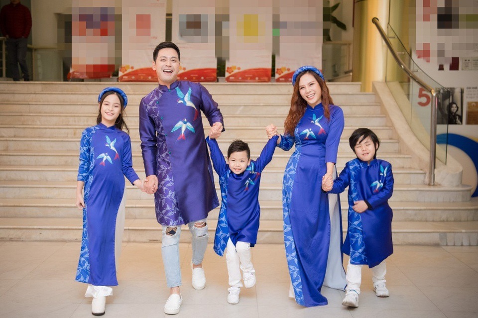 Sở dĩ Phan Anh phá lệ là bởi nhận lời Hoa hậu Ngọc Hân. Trong chương trình nghệ thuật Tết cho trẻ em diễn ra tại Nhà hát Âu Cơ (Hà Nội), Hoa hậu Ngọc Hân đã tham gia với vai trò khách mời đặc biệt. Không chỉ đảm nhận vai trò MC cho chương trình, cô còn giới thiệu bộ sưu tập áo dài Tết có tên gọi Cánh én mùa xuân. Ngọc Hân chia sẻ, khi ngỏ lời mời MC Phan Anh biểu diễn áo dài, anh đã vui vẻ đồng ý.