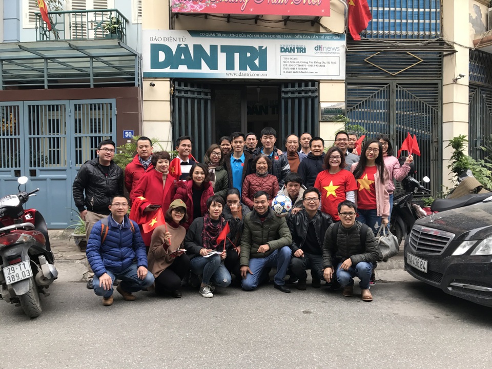 Xuân Trường: "U23 Việt Nam không hề ngại phải thi đấu trong mưa tuyết" - 1
Xuân Trường và Văn Toàn chụp ảnh lưu niệm tại tòa soạn báo điện tử Dân trí