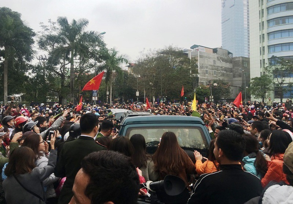 Thủ môn Bùi Tiến Dũng: Ngày trước đi đá giải về vẫn lên nương, lên rẫy - 2
Những tuyển thủ U23 Việt Nam quê Thanh Hóa đi giữa biển người hâm mộ xứ Thanh