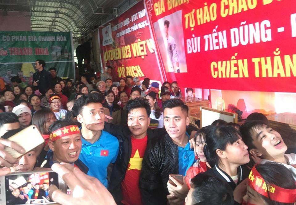 Thủ môn Bùi Tiến Dũng: Ngày trước đi đá giải về vẫn lên nương, lên rẫy - 19 Lần trở về đầy cảm xúc đối với hai anh em Tiến Dũng