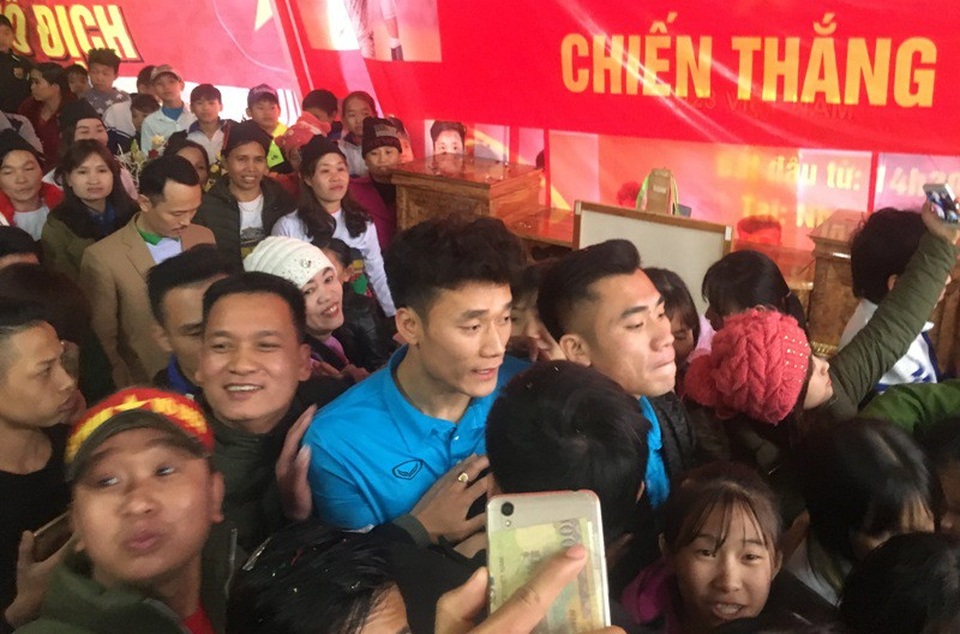 Thủ môn Bùi Tiến Dũng: Ngày trước đi đá giải về vẫn lên nương, lên rẫy - 14 Sự nồng nhiệt của bà con lối xóm và người hâm mộ trước sự trở về của hai anh em Bùi Tiến Dũng