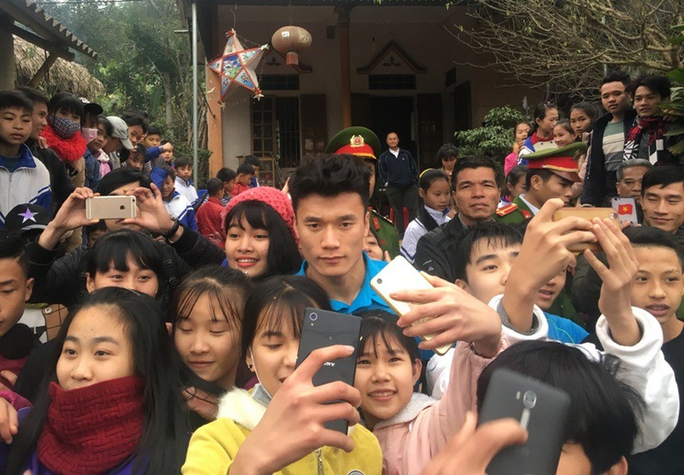 Thủ môn Bùi Tiến Dũng: Ngày trước đi đá giải về vẫn lên nương, lên rẫy - 11 Vừa về đến nhà, lập tức, hàng trăm người đã vây quanh để được chụp ảnh với thủ thành tài ba của U23 Việt Nam