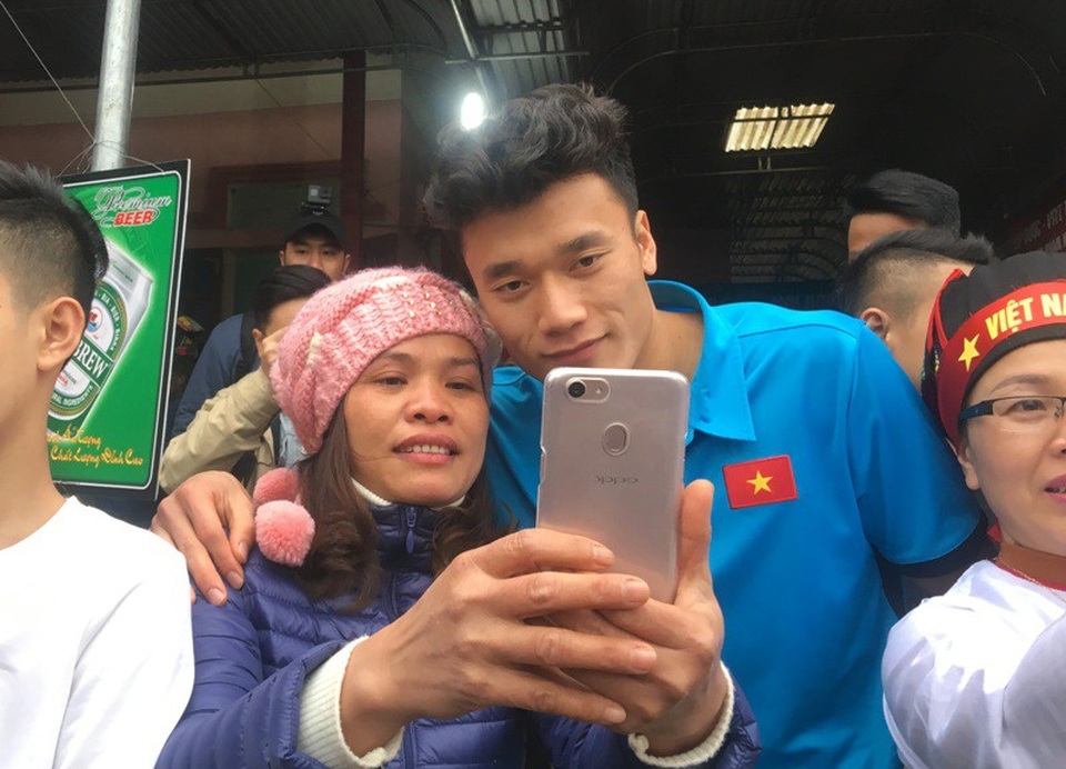 Thủ môn Bùi Tiến Dũng: Ngày trước đi đá giải về vẫn lên nương, lên rẫy - 18 Tiến Dũng tươi cười chụp ảnh cùng bà con