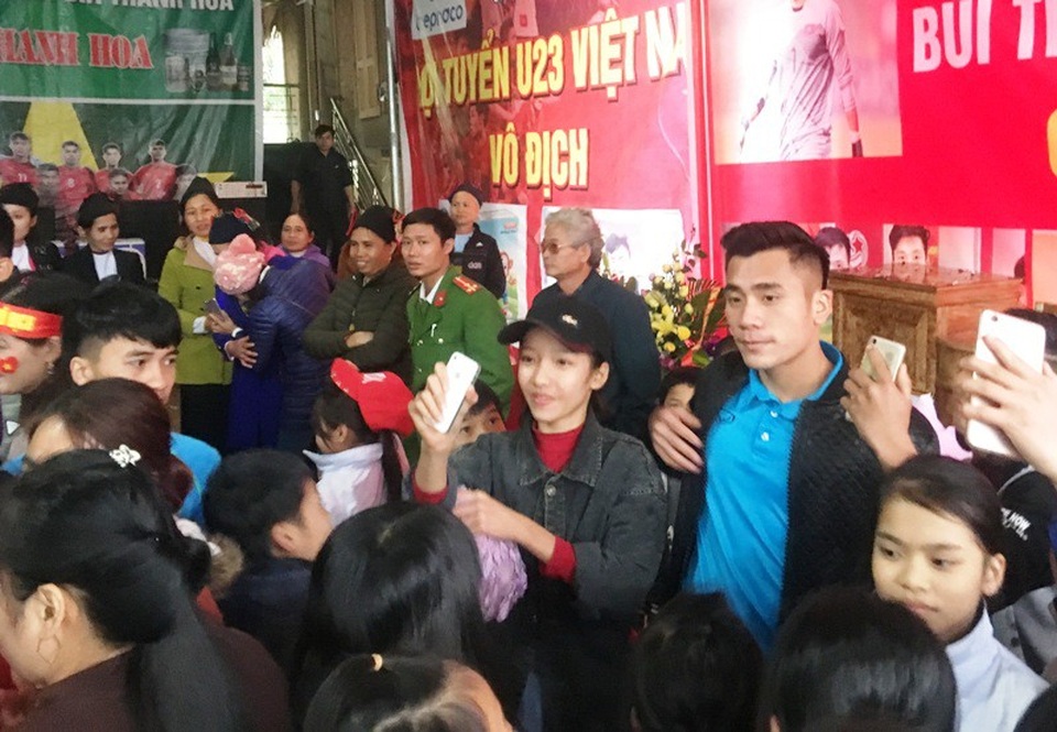 Thủ môn Bùi Tiến Dũng: Ngày trước đi đá giải về vẫn lên nương, lên rẫy - 15 Nhiều phan hâm mộ chụp ảnh lưu niệm với tiền vệ Bùi Tiến Dụng