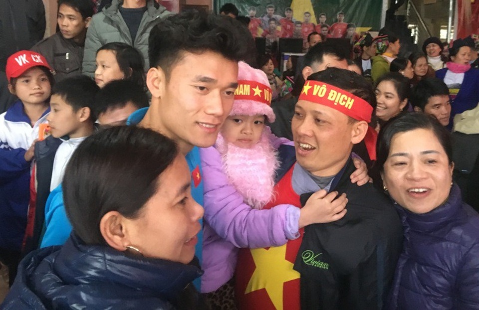 Thủ môn Bùi Tiến Dũng: Ngày trước đi đá giải về vẫn lên nương, lên rẫy - 12 Tiến Dũng phải liên tục tạo dáng cho người hâm mộ chụp ảnh