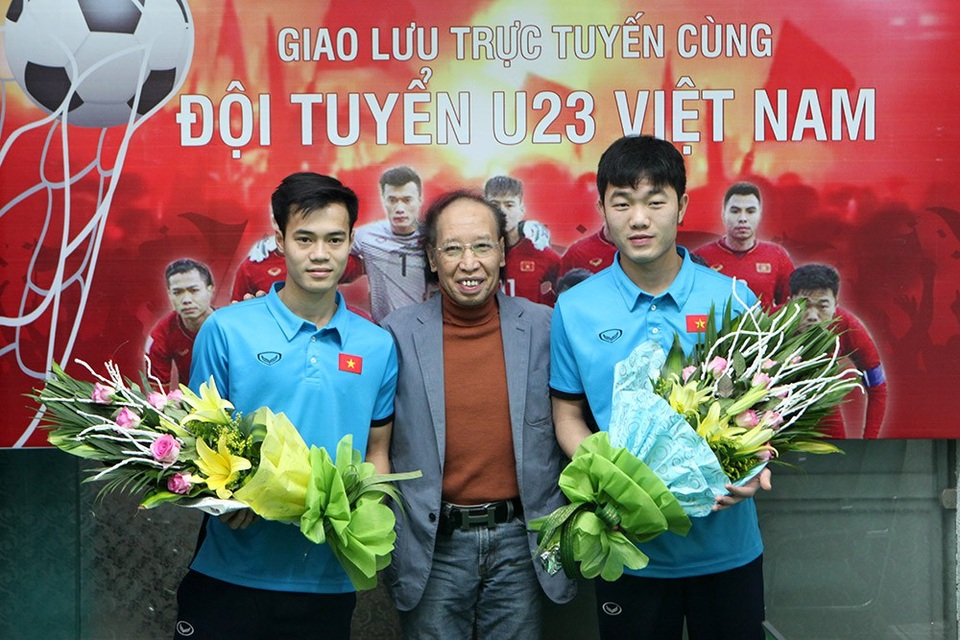 Xuân Trường: "U23 Việt Nam không hề ngại phải thi đấu trong mưa tuyết" - 2
Nhà báo Phạm Huy Hoàn, TBT báo điện tử Dân trí tặng hoa cho đội trưởng Xuân Trường và tiền đạo Văn Toàn