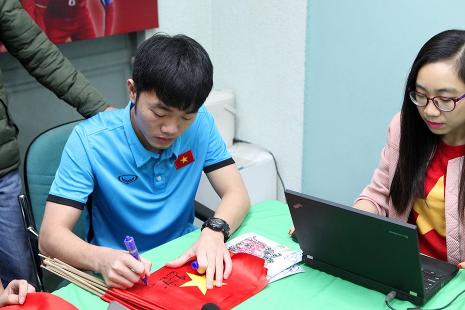 Quang Hải nhận lời khuyên gì từ Xuân Trường trước khi lập siêu phẩm? - 1 Đội trưởng Xuân Trường ký tặng người hâm mộ trước khi bước vào buổi giao lưu trực tiếp với Dân Trí