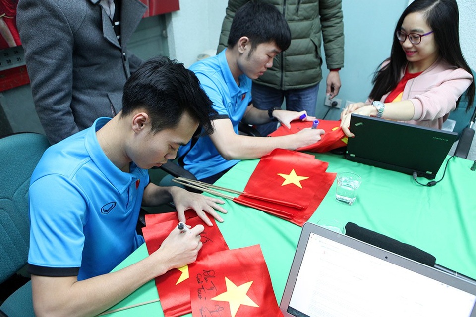 Xuân Trường: "U23 Việt Nam không hề ngại phải thi đấu trong mưa tuyết" - 7
Văn Toàn và Xuân Trường tặng chữ ký cho người hâm mộ