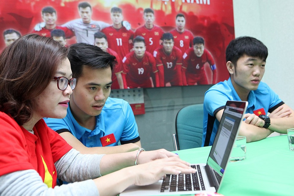 Xuân Trường: "U23 Việt Nam không hề ngại phải thi đấu trong mưa tuyết" - 4
Xuân Trường và Văn Toàn đăm chiêu trước câu hỏi hóc búa của độc giả