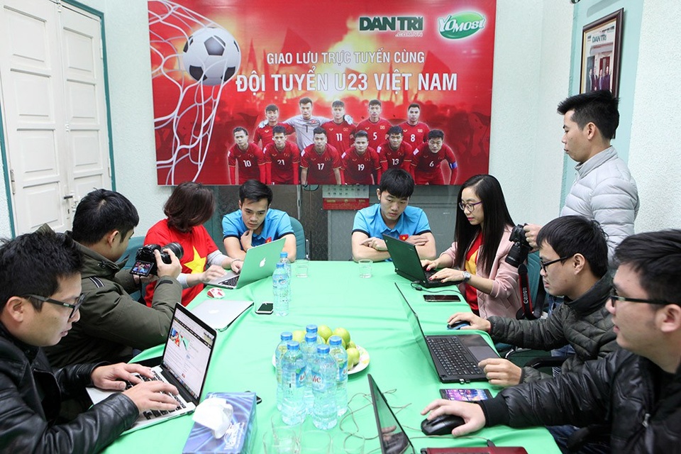 Xuân Trường: "U23 Việt Nam không hề ngại phải thi đấu trong mưa tuyết" - 6
Toàn cảnh buổi giao lưu trực tuyến của hai người hùng U23 Việt Nam tại tòa soạn báo Dân trí