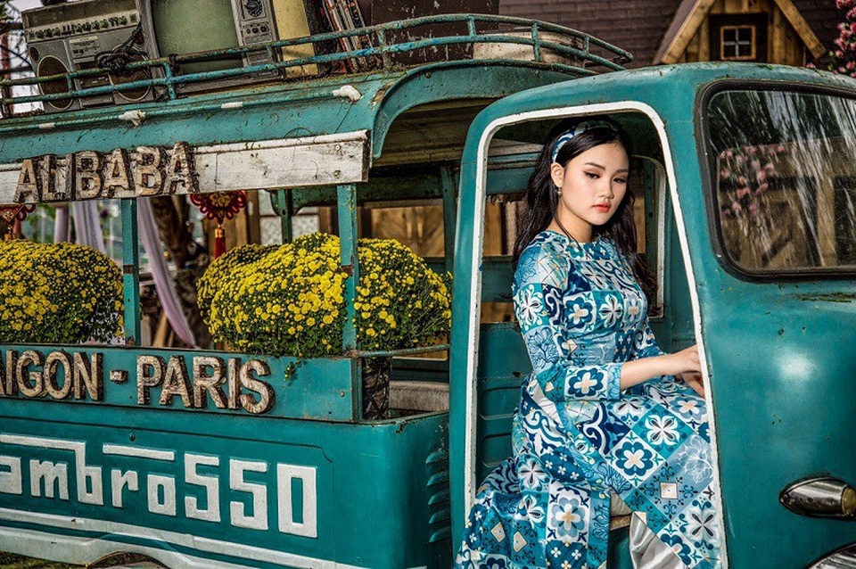 Top 9 Miss Teen hóa “cô Ba Sài Gòn” trong bộ ảnh đón Xuân - 3 Mới đây, nữ sinh Sài Gòn đã hóa thân thành cô Ba duyên dáng trong bộ ảnh xuân. Với gương mặt cuốn hút, mái tóc dài ngang vai cùng trang phục áo dài truyền thống, Ngọc Hân trông đằm thắm tựa như thiếu nữ Sài Gòn xưa.