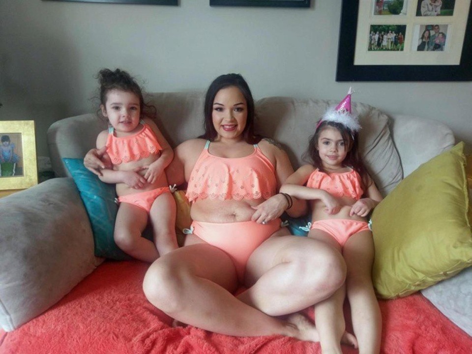 Khoe bụng rạn sau sinh, bà mẹ vụt thành sao sáng trong 1 đêm - 2 Khoe bụng rạn sau sinh, bà mẹ vụt thành sao sáng trong 1 đêm - 2