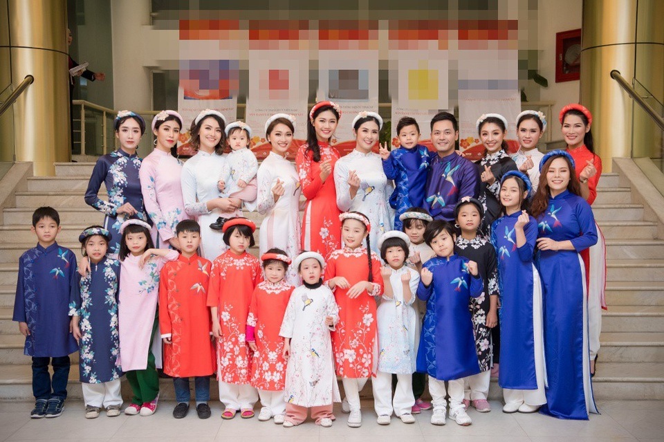 Hoa hậu Việt Nam 2010 còn tiết lộ, trong chương trình tối qua, cô đã tặng cho mỗi bé của làng trẻ SOS một chiếc áo dài để các em mặc vào dịp Tết năm nay. Ý tưởng mời các bé cùng diễn thời trang cũng vì muốn tạo những kỷ niệm đẹp và khó quên cho các bé. Tôi mong các em sẽ luôn phấn đấu trong việc học và tương lai sẽ trở thành những người có ích cho cộng đồng, Ngọc Hân nói.