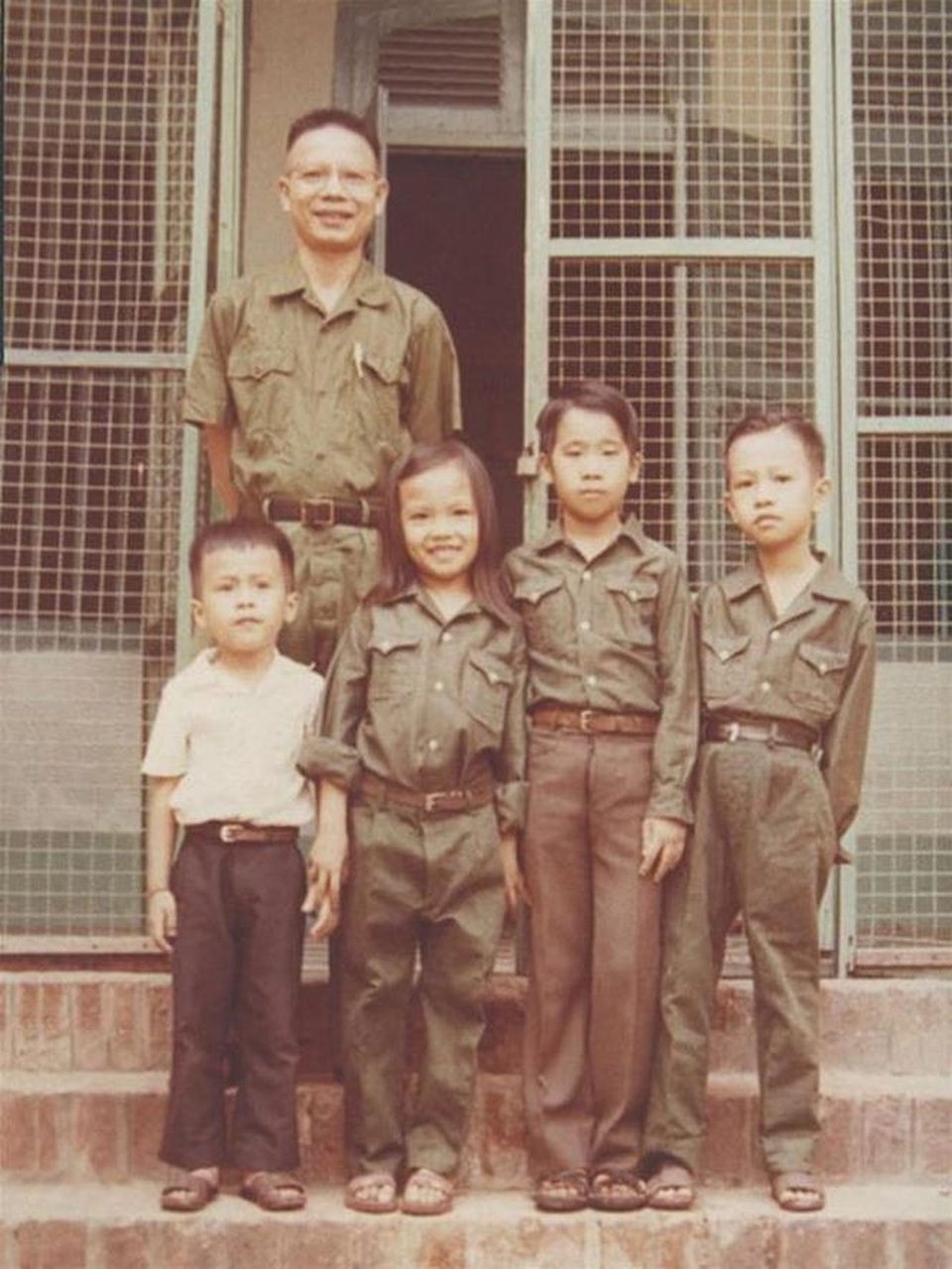 Bí thư Nhân thăm gia đình biệt động từng giấu 3 tấn vũ khí dưới nền nhà - 3
Ông Năm Lai cùng các con sum họp sau ngày đất nước giải phóng (ảnh tư liệu)