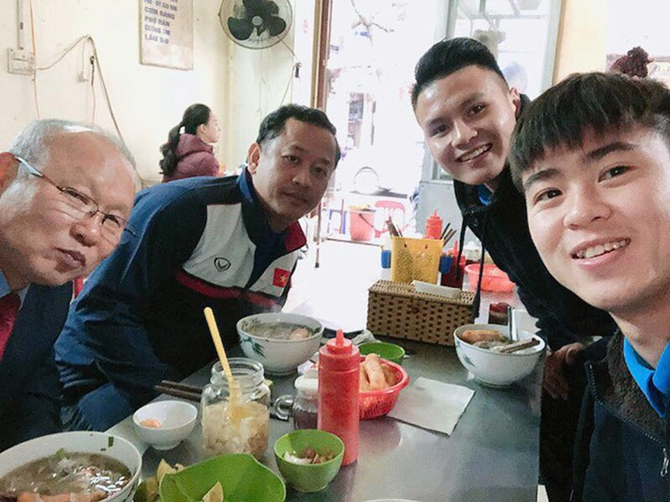 Duy Mạnh, Quang Hải mời thầy Park Hang Seo ăn phở Hà Nội - 1
Duy Mạnh, Quang Hải mời thầy Park Hang Seo ăn phở Hà Nội