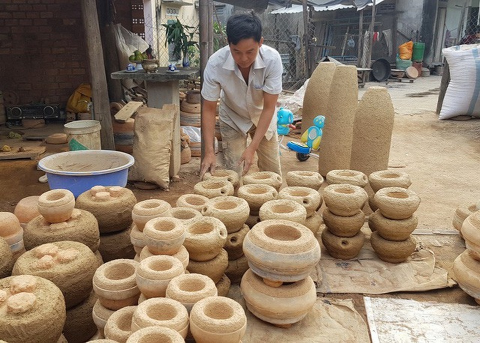 Làng đúc đồng nức tiếng Nam Trung Bộ nhộn nhịp vào mùa Tết - 1 Người dân ở làng nghề Phú Lộc Tây 1 hối hả sản xuất chân đèn phục vụ cho nhu cầu Tết nguyên đán 2018